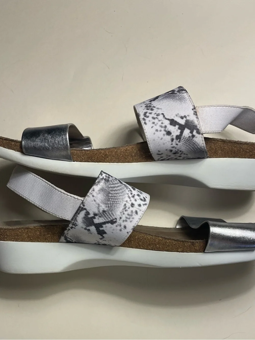 Munro Pisces Silver Metallic & White Snake Slingback Sandals size 9.5
